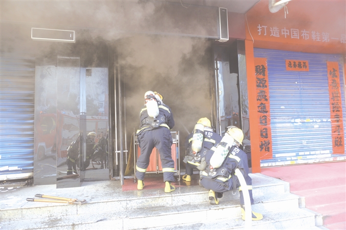  10月19日，松山區(qū)迎金路發(fā)生一起臨街商鋪火災(zāi)